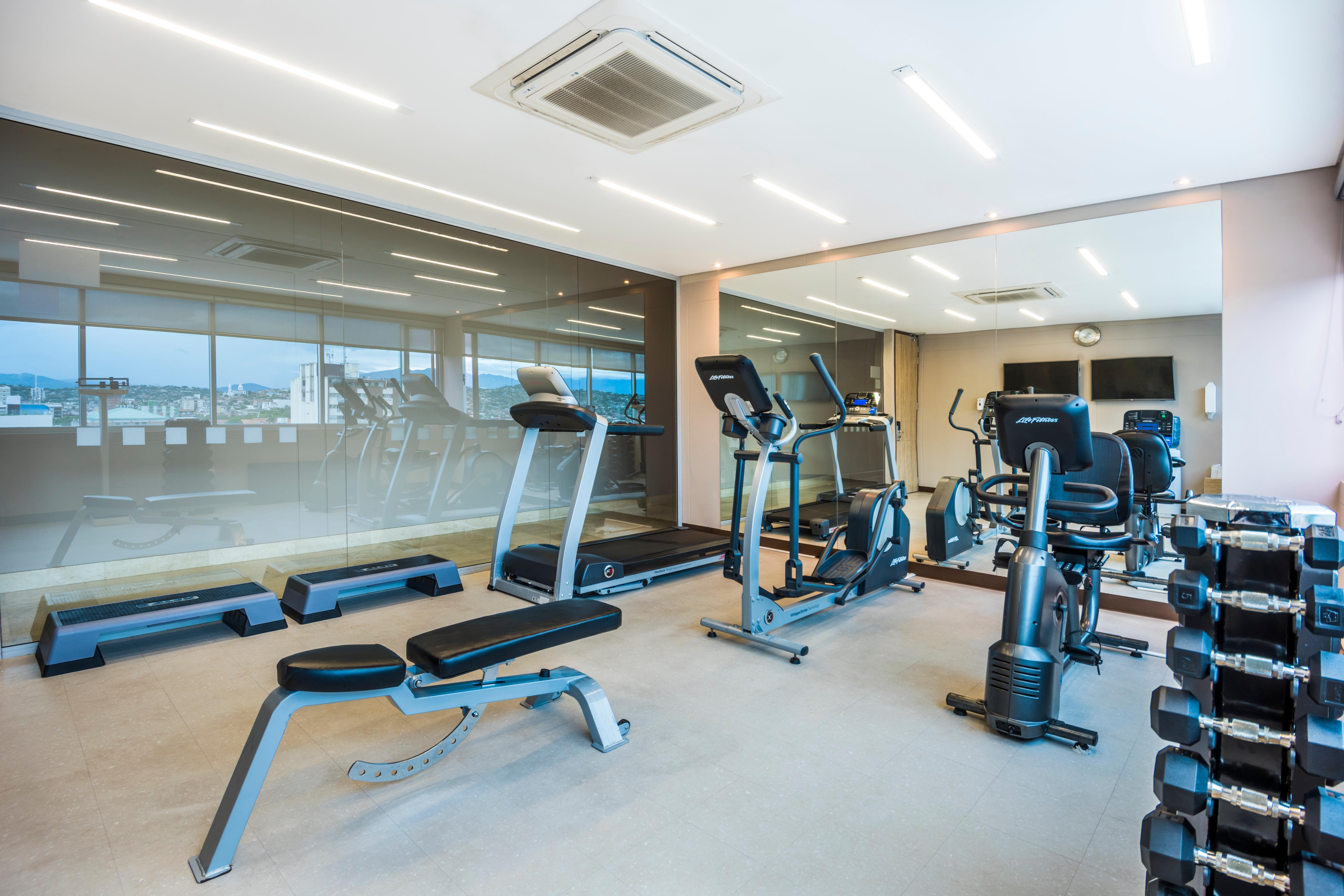 Holiday Inn Cucuta By Ihg Exterior foto A gym in a hotel