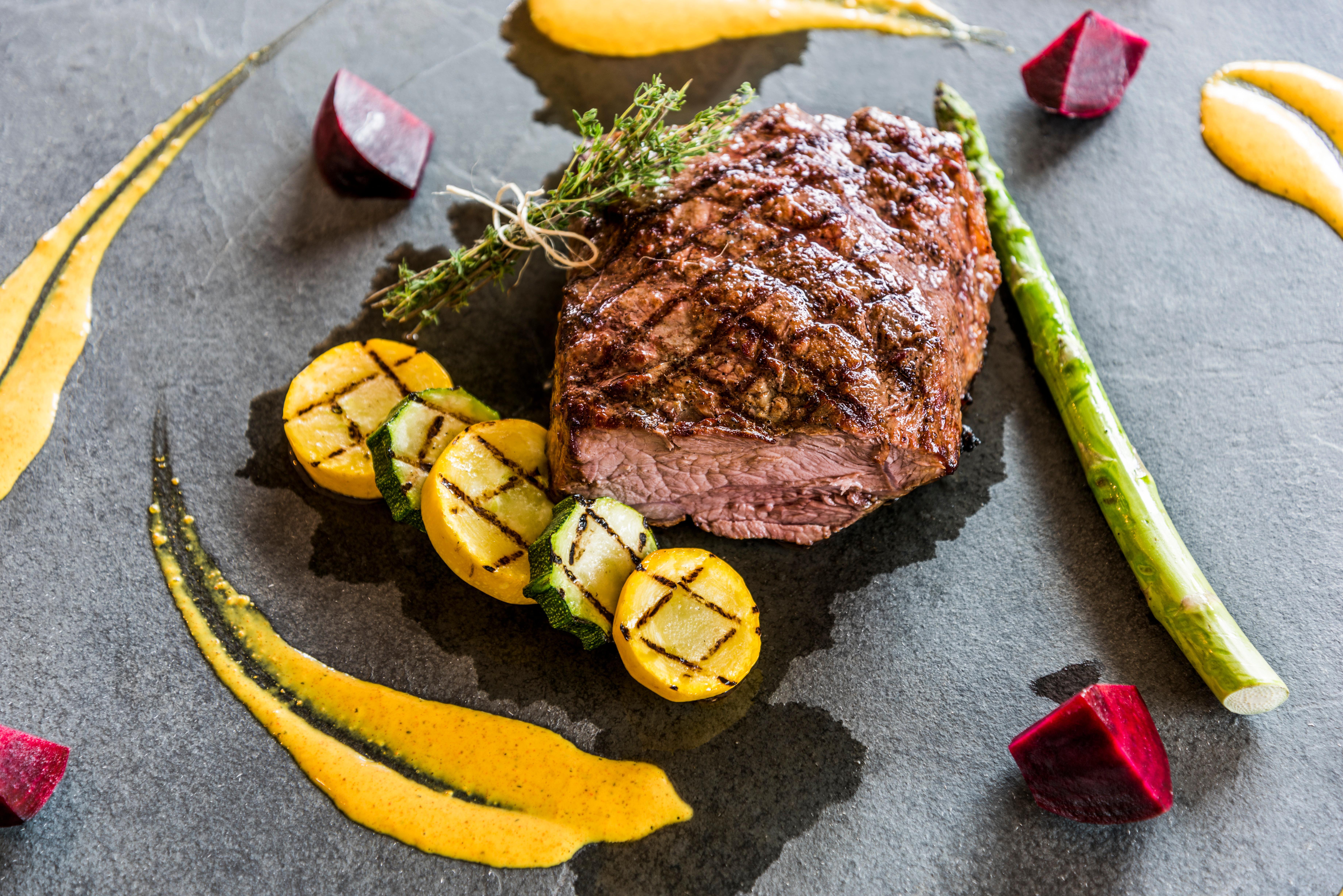 Holiday Inn Cucuta By Ihg Exterior foto A steak prepared with vegetables