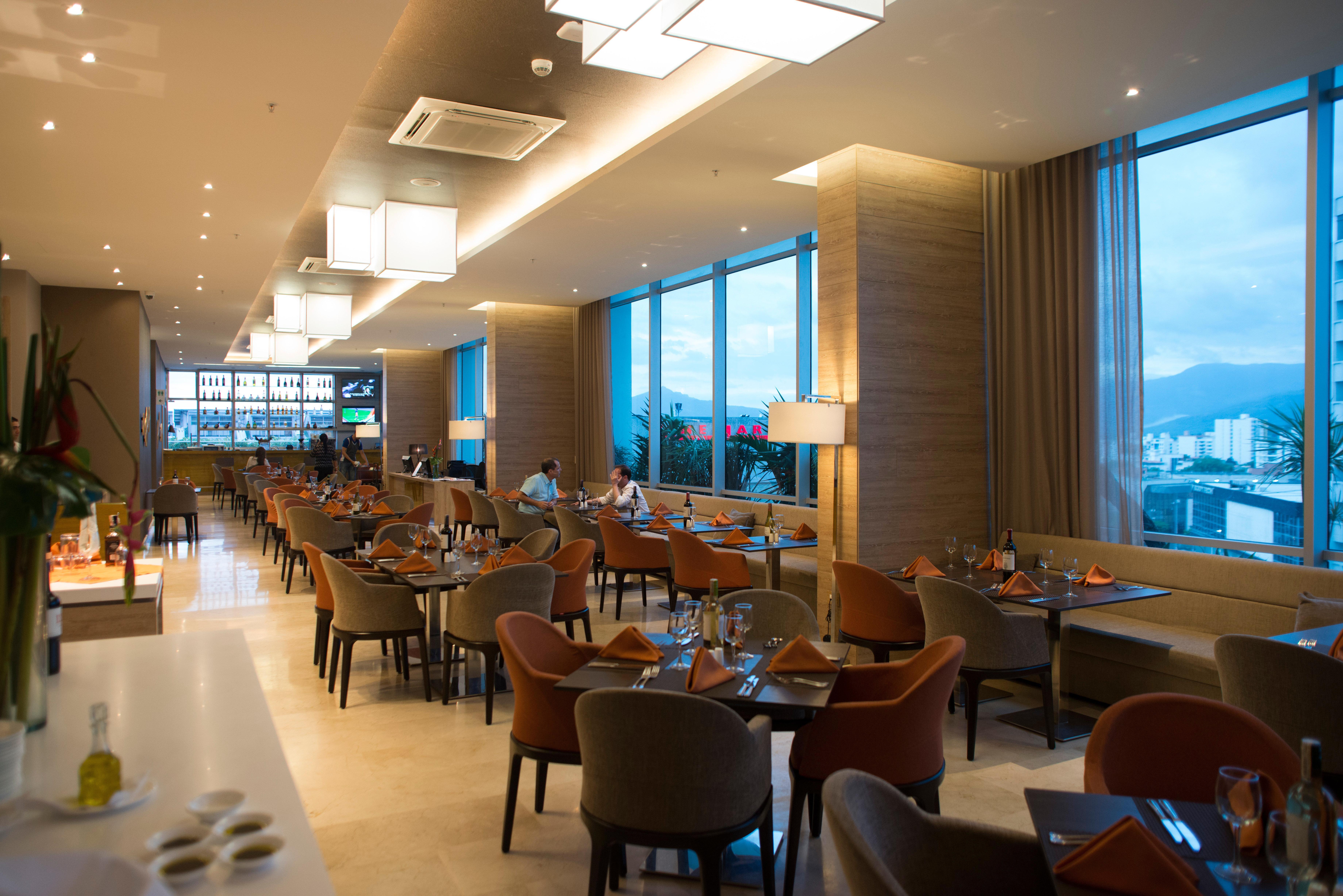Holiday Inn Cucuta By Ihg Exterior foto The Club Lounge at Hong Kong International Airport
