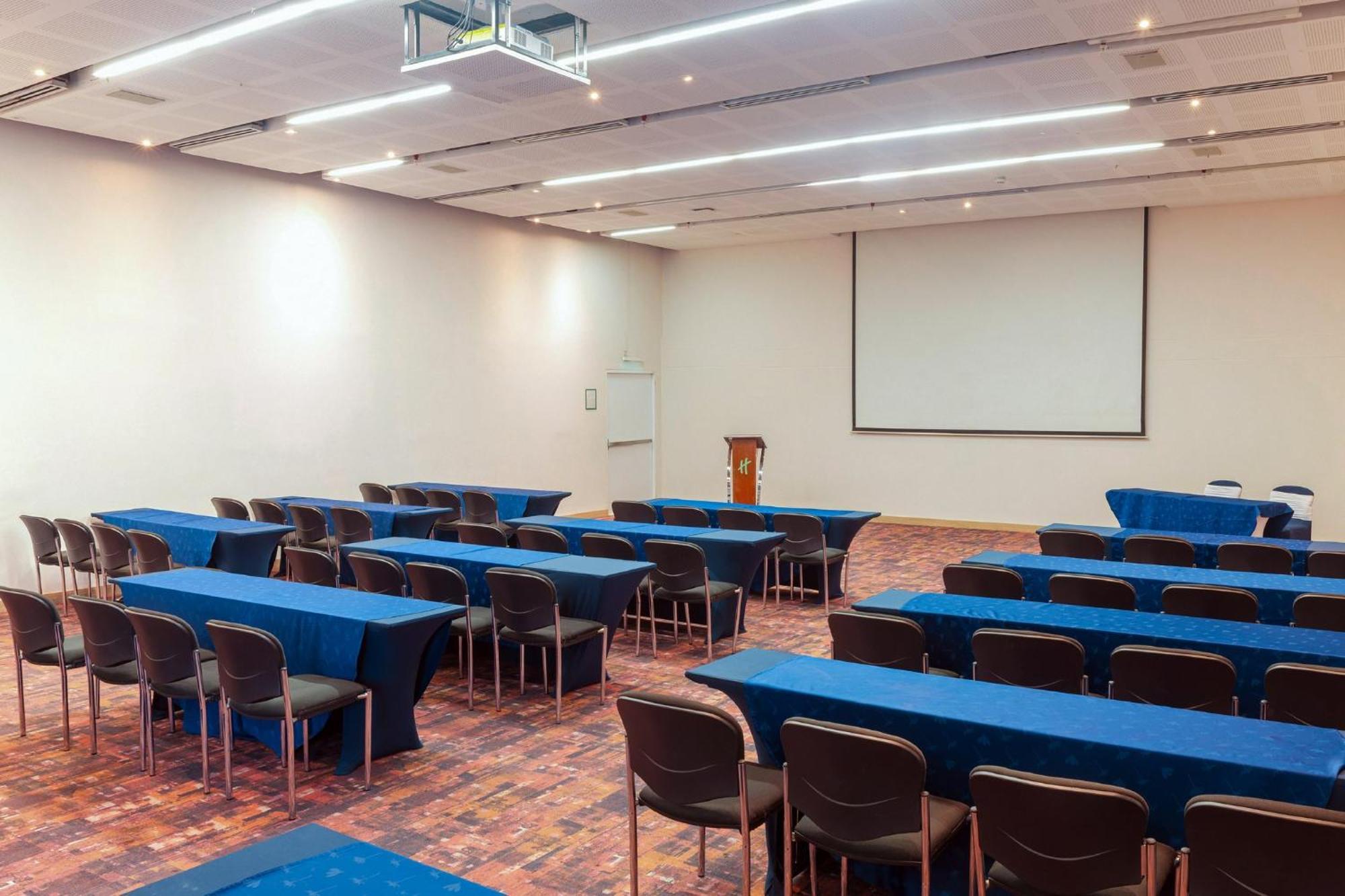 Holiday Inn Cucuta By Ihg Exterior foto A typical classroom layout