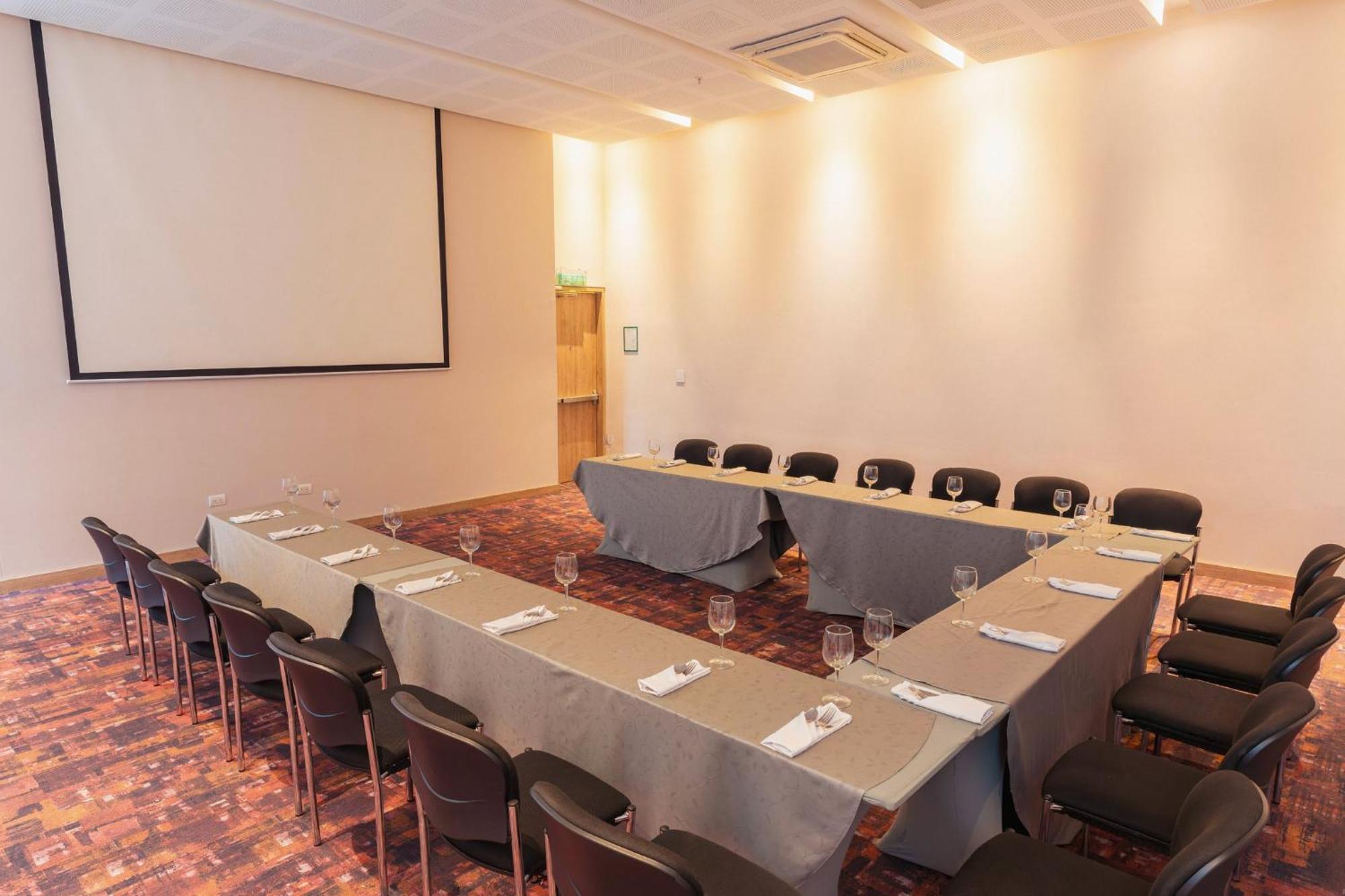 Holiday Inn Cucuta By Ihg Exterior foto Meeting room