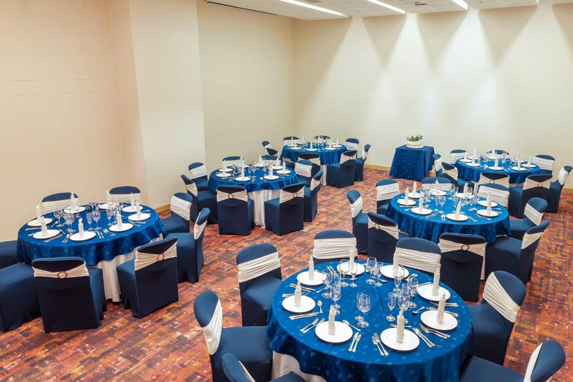 Holiday Inn Cucuta By Ihg Exterior foto Banquet Hall